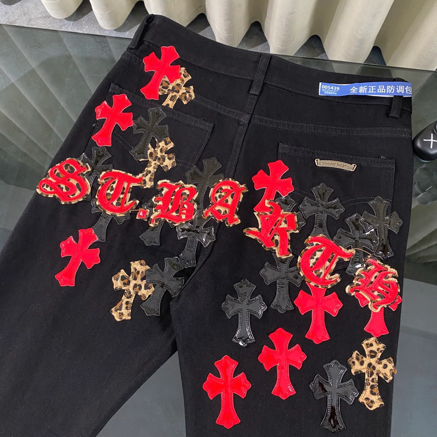 P250 CH Chromehearts St. Bart’s limited edition leopard print bright leather cross patchwork black heavy-duty jeans. The counter price is 34W level. The patchwork cross pattern is embellished and the jeans are washed! ! An absolutely high-end luxury product, a 1.9W-level god-level single product, a super popular product, made by top heavy industry, a magic weapon that cannot be missed! [About Zangyin] This is an extremely luxurious fashion brand that can also be called the aristocracy of the high street. It has always been an exclusive brand for some hipsters or rich second generations. Compared with ordinary high streets, it is more luxurious and noble. Compared with luxury brands, it is more fashionable and individual. It has always been a brand that I have a special liking for. [Top heavy industry fashion design] Consistently high-street luxury style. Speaking of this style, the Zangyin family and GU family are definitely the leading representative brands. Especially the Zangyin family has really achieved a state-of-the-art effect in creating high-street style. The unique washed material is used to create this style. The color system is already quite eye-catching. After it is decorated with patchwork cross flowers, it cleverly highlights the charm of the brand. Secondly, this style uses classic The high-waist cutting design highlights the long legs and fashionable temperament of the upper body. The brand is highly recognizable and the slim fit configuration is more suitable for daily wear. It is a product that interprets personality, fashion, and specifications at a glance. This single product is enough to make any fan excited. It can be a white T-shirt for a youthful college style, or a tight suspender for a royal style. It has strong matching ability and can be easily controlled by men.  [Materials and craftsmanship] Needless to say, this point goes without saying. As an excellent craftsman brand, Zangyin’s requirements for details and craftsmanship are really perfect. The washed color of this model has gone through so many processes, not to mention the embellishment of denim appliques. It is also purely hand-made and sewn. Just like what they believe in, only hand-made things have soul and have the meaning of wear. A top-notch heavy-duty fashionable denim item, I look forward to your perfect interpretation! !  Color: Black Size: 28-36